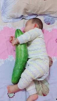 小孩喂妈妈吃瓜,宝宝喂妈妈吃瓜的温馨瞬间